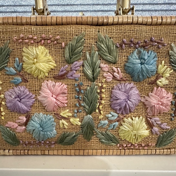 Woven Straw Handbag with Embroidered Pastel Flowers. Vtg. 1960s - Adorable - Picture 11 of 13
